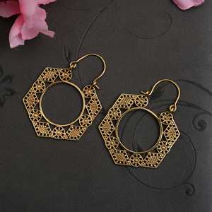 Pendientes de aro de latón geométricos bohemios clásicos, joyería de declaración colgante hexagonal chapada en oro para mujer para regalo - Product Image 2