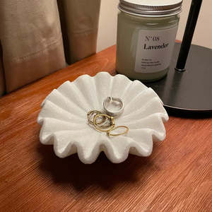 Cuenco decorativo con bordes ondulados blancos - Product Image 6