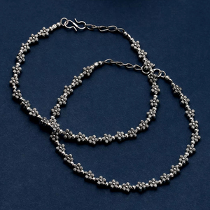 Chaîne de cheville en cristal floral plaqué argent pour femmes, bijoux de pied minimalistes et élégants - Product Image 1