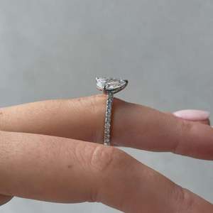 Anillo de Compromiso con Diamantes de Laboratorio de 2.80 Quilates, Corte Pera y Marquesa, Color EF, Claridad VS, Certificado IGI - Product Image 4