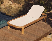 Ensemble de canapé et de chaise longue d'extérieur en teck de qualité supérieure OEM, style méditerranéen luxueux, mobilier de jardin résistant aux intempéries pour l'Espagne et le Royaume-Uni