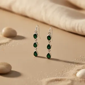 Boucles d'oreilles pendantes en cristal vert plaqué argent pour femme, style bohème classique avec serti clos en forme de poire, bijoux fantaisie, cadeau - Product Image 1
