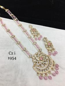 Ensemble collier et boucles d'oreilles de luxe en moissanite Kundan parfaitement conçu pour les mariages, les réceptions de fiançailles et les fêtes glamour - Product Image 4