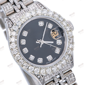 Reloj de lujo con diamantes de plata con esfera negra, visualización de fecha y pulsera helada Reloj de fabricación Suiza Premium para hombres y mujeres - Product Image 3