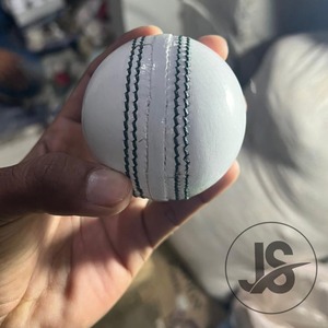 Pelota de Cricket Profesional de Cuero de Alta Calidad a Precio Económico, Marca JAWAS SPORTS, Peso Oficial, Tamaño y Logotipo Personalizables - Product Image 4