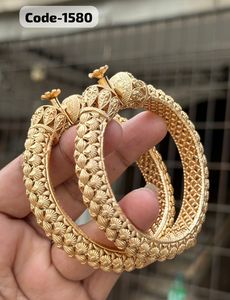 Hermosos brazaletes de metal Rajwadi con piedras rojas y verdes tradicionales, ideales para funciones de boda, moda étnica y celebraciones - Product Image 6