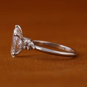 Anillo de Compromiso de Plata 925 de Alta Calidad con Moissanita Certificada IGI en Corte Marquesa y Engaste de Garra para Mujer - Product Image 2