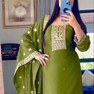 Hermoso conjunto de Parte superior inferior y Dupatta con bordado pesado y trabajo de secuencia Dori para ocasiones de fiesta - Product Image 1