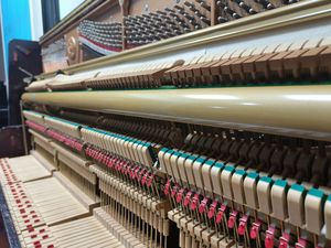 Piano droit Kawai KL32BF rouge bordeaux de haute qualité, d'occasion, fabriqué au Japon, vente en gros, taille compacte avec son riche, original du Japon - Product Image 5