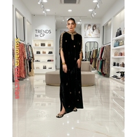 Robe de soirée de mariage modeste tendance 2026 en velours noir, coupe trapèze, longueur ras du sol, manches courtes brodées à la main, en mousseline naturelle, col licou