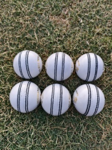 Pelotas de cricket blancas al por mayor profesionales Pelota de cuero de 4 piezas con logotipo OEM - Product Image 4
