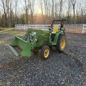 Cargador de Tractor Agrícola John Deere 3032E, Entrega Rápida a Todo el Mundo, Venta de Rodamientos Centrales Asequibles - Product Image 1