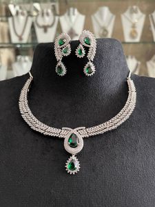 Parures de bijoux en laiton de créateur pour femmes, collier élégant, boucles d'oreilles, tenue de bureau, occasions festives, fusion ethnique contemporaine - Product Image 6