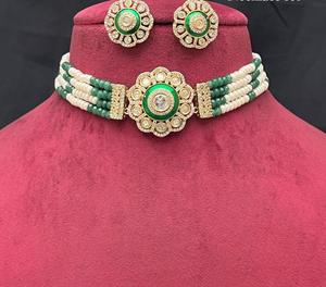 Collier ras du cou classique Kundan plaqué or nouveau style élégant de créateur avec boucles d'oreilles pour les mariages de femmes fêtes fiançailles - Product Image 3