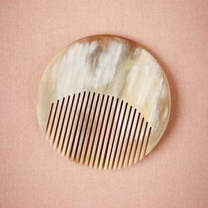 PRODUITS COULEURS NATURELLES CORNE BUFFALO PEIGNES EN GROS Peignes en corne antistatiques naturels pour les cadeaux de vacances par l'artisanat en croissant - Product Image 1