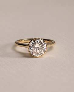 Bague Moissanite Moderne 2.5 Carat Brillant Coupe Ronde avec Lunette Set Solitaire Design Parfait pour les Bijoux de Mariée ou la Mode - Product Image 1