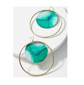 Boucles d'oreilles techniques mixtes avec résine colorée et composants en laiton vintage pour des tenues de style bohème et des looks décontractés - Product Image 1