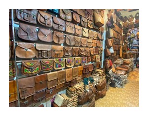 Bolso bandolera pequeño de cuero genuino unisex hecho a mano con forro de lona y cierre de cremallera bolso de hombro personalizado - Product Image 2