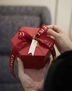 Boîtes d'emballage cadeau personnalisées en papier carton hexagone bouquet de fleurs roses chocolat pour maman fleur roses et rhombique - Product Image 2