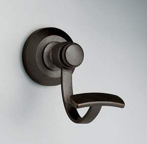 Ganchos de pared de hierro rústico con detalles de desplazamiento clásicos, perfectos para el almacenamiento de entrada en interiores temáticos tradicionales - Product Image 1