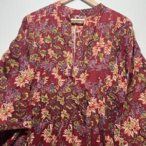 เดรสผ้าฝ้ายสีแดงทรงสวยสำหรับผู้หญิง ดีไซน์เป็นมิตรต่อสิ่งแวดล้อม คอวี แขนทรงกระดิ่ง แต่งลายชาติพันธุ์ เอวเข้ารูป ดีไซน์เนอร์คุร์ติ - Product Image 6