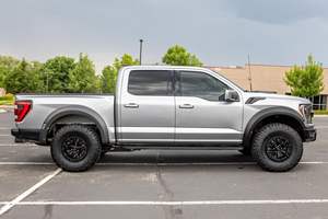 F-150 Raptor R 2023, Motor V8 Supercargado de 700 hp, Tracción en las Cuatro Ruedas, Paquete de Techo Corredizo y Puerta Trasera, Mayormente sin Modificaciones - Product Image 2