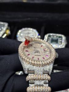 Montre pour homme de haute qualité, personnalisée, en acier inoxydable, avec date automatique, cadran romain serpent, diamant moissanite VVS, bicolore - Style luxueux - Product Image 6