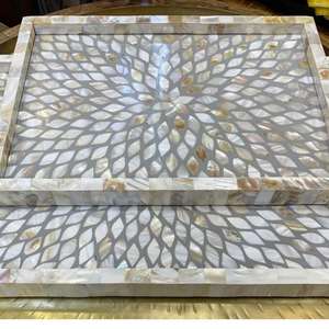 Plateau de service artisanal en bois avec incrustations de nacre, pliable et durable, pour salon - Product Image 3