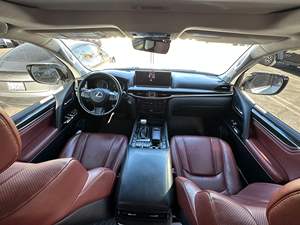 Increíble Lexus LX 570 V8 2017 con Paquete de Lujo y Transmisión Automática - Product Image 3