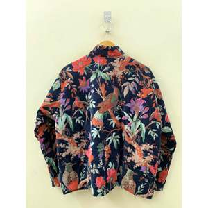 Veste en velours imprimé pour l'automne, bleu marine, avec motif Chinoiserie tropicale, la collection 'Midnight Aviary' - Finition de qualité supérieure - Product Image 4