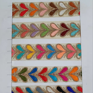 Dentelle brodée florale colorée et vibrante avec un design complexe pour la mode, l'artisanat et la décoration intérieure - Product Image 1