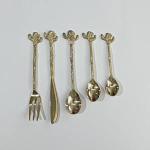 Ensemble de couverts en acier inoxydable de conception élégante avec poignée en laiton doré, comprenant cuillère, fourchette et couteau - Product Image 2