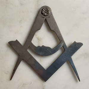 Un eccezionale e raro gioiello quadrato in metallo massonico vittoriano - Product Image 4