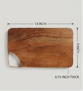 Planche à découper rectangulaire en bois d'acacia faite à la main avec poignée en laiton - Product Image 4