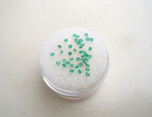 100% gemas facetadas de Esmeralda redondas naturales de más de 1/2 quilates, piedras preciosas verdes de alta calidad de 1,5mm cada una - Product Image 2