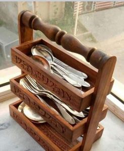 Soporte para cubiertos de madera con diseño artístico hecho a mano para decoración de mesa de comedor elegante y almacenamiento de cubiertos - Product Image 1