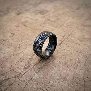 Bague de fiançailles en acier damas faite à la main pour hommes finition martelée laiton bricolage OEM directement du fabricant avec couteaux torsadés - Product Image 5