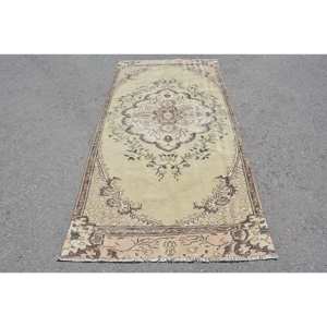 Alfombra turca vintage de 4x8 pies, beige, marrón, área grande, patrón rectangular, retales de lana, piel sintética de conejo, respaldo de látex, pila de felpa - Product Image 1