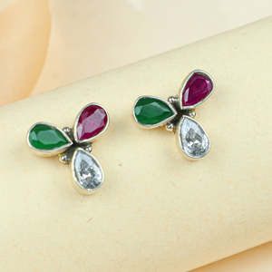 Pendientes de botón Ayushi Clover de plata 925 y oro de 14K/18K, 100% modernos, con engaste de bisel, diseño de flor y mariposa, patrón de diamantes, rubí y diamante principal - Product Image 1