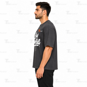 เสื้อยืดแขนสั้นสีเทาเข้มสำหรับผู้ชาย สไตล์สตรีท คอกลม พิมพ์ลายกราฟฟิตีตัวอักษร Stay Humble มีจำหน่ายแล้ว - Product Image 3