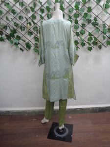 ชุดคลุมเข่าที่หรูหราสำหรับผู้หญิงทำจากผ้าวิสคอสเนื้อนุ่มเหมาะสำหรับสวมใส่สบายๆทุกวันและมีสไตล์ - Product Image 3