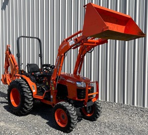 Tracteur agricole Kubota B3300 4x4 pas cher avec chargeur avant et arrière - Product Image 1