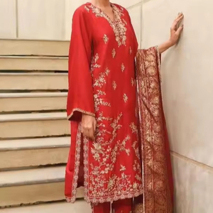ROBE INDIENNE/PAKISTANE BRODERIE SUR KURTA LOURDE, DUPATTA ET PANTALON AVEC PERLES DE VERRE EN CRISTAL, PIERRE, DABKA WORK FOR PARTY-WEAR @ 2024 - Product Image 1