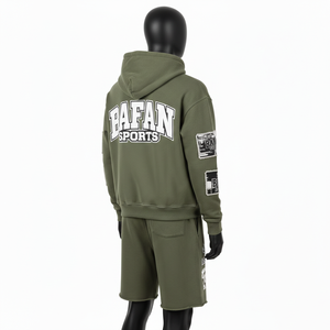 ชุดเซ็ตฮู้ดดี้แขนสั้นผ้าฟลีซผสมคอตตอนสีเขียวมะกอกสำหรับผู้ชาย 320 GSM พร้อมแผ่นปะติดและโลโก้สกรีนแบบกำหนดเอง - Product Image 5