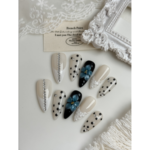 Ongles à presser Parisian Pearl Petals, décoration élégante pour ongles avec perles - Product Image 3