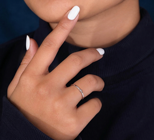 Bague empilable minimaliste pour femme en or 14 carats plaqué rhodium avec diamant de laboratoire solitaire rond brillant 0,03 carat - Product Image 6
