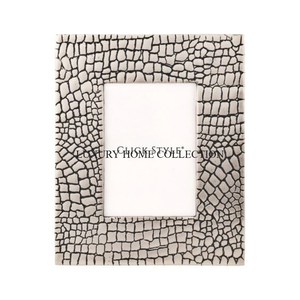 Cadre photo vintage traditionnel en laiton avec des sculptures élégantes et fini en détresse parfait pour les photos d'héritage ou de famille - Product Image 2