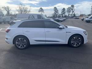Audi e-tron Premium Plus quattro SUV AWD 2021 avec une autonomie NEDC de 500-600 km, une batterie de 90-110 kWh, une puissance de 300 kW et un couple de 500 Nm - Product Image 4
