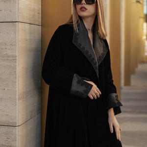 Abayas longues à manches longues de mode modeste fabriquées à la main à Dubaï pour adultes, anti-rides, pour les occasions de prière, motifs uniques de créateurs, matière en soie - Product Image 5