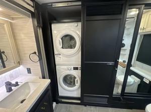 LA MEJOR OFERTA Autocaravana de Lujo Clase A Tiffin 40IP con Motor Diésel I6, Transmisión Automática, RV Familiar para 9 Pasajeros - Product Image 3